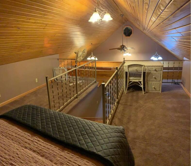 Mount NeboSummersville Lake Rd Cabin - Pet Friendly!的阁楼间设有床和天花板