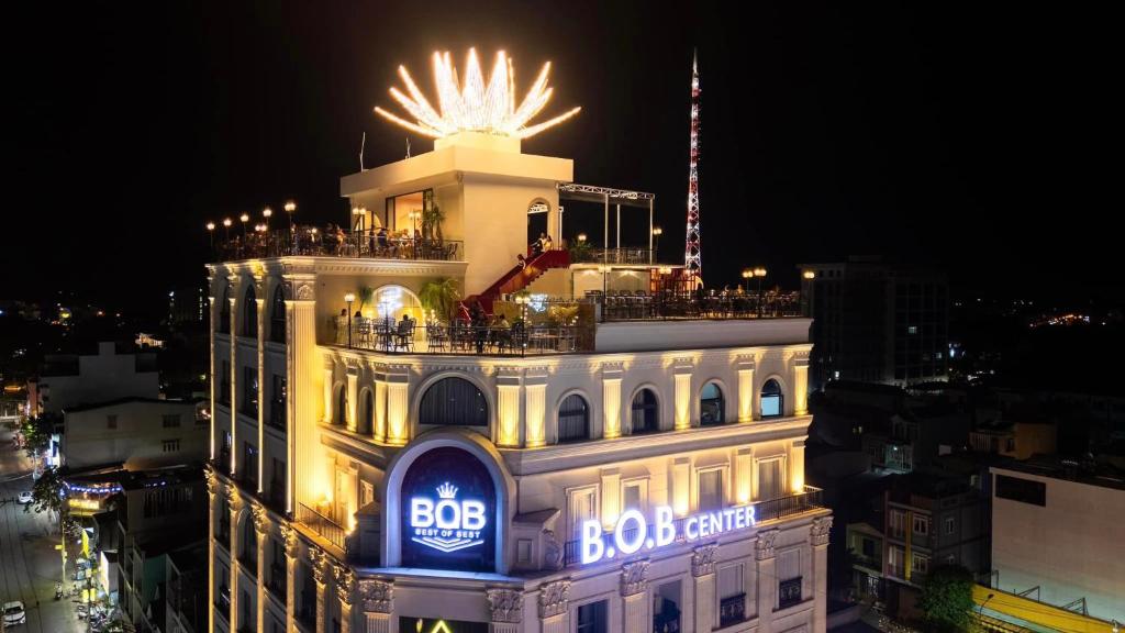 Cao LãnhB.O.B Hotel的一座晚上在上面有灯的建筑