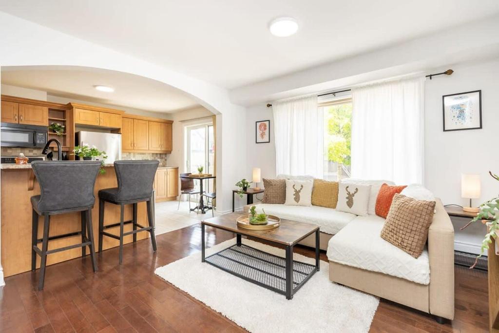 渥太华Modern Cozy 4BR Home with Sunny Patio的客厅配有沙发和桌子