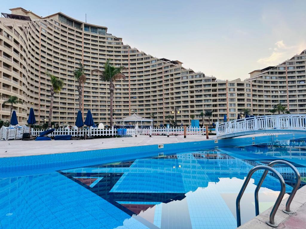 艾因苏赫纳Chalet in Porto Sokhna Beach Resort的一座大型酒店,设有游泳池和一座大型建筑
