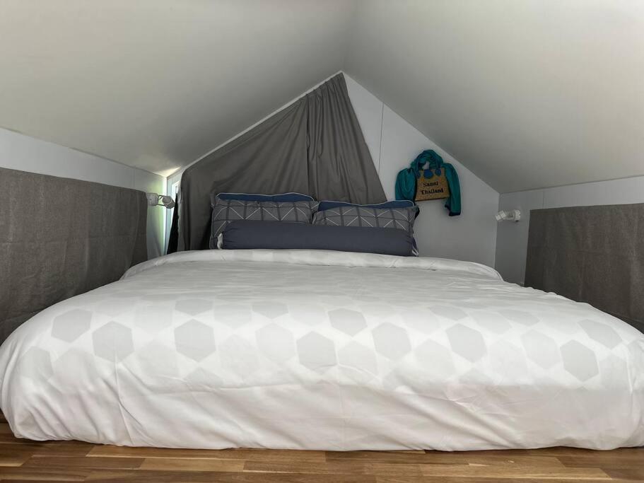 苏梅岛BRAND NEW Beachfront Tiny Home Oniro的一间帐篷内带一张白色大床的卧室