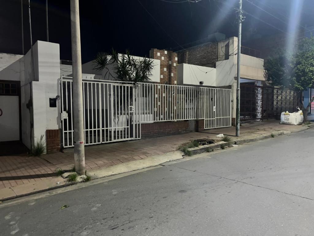 卡塔马卡FR ALOJAMIENTOS, rojas 329的街道边的白色围栏
