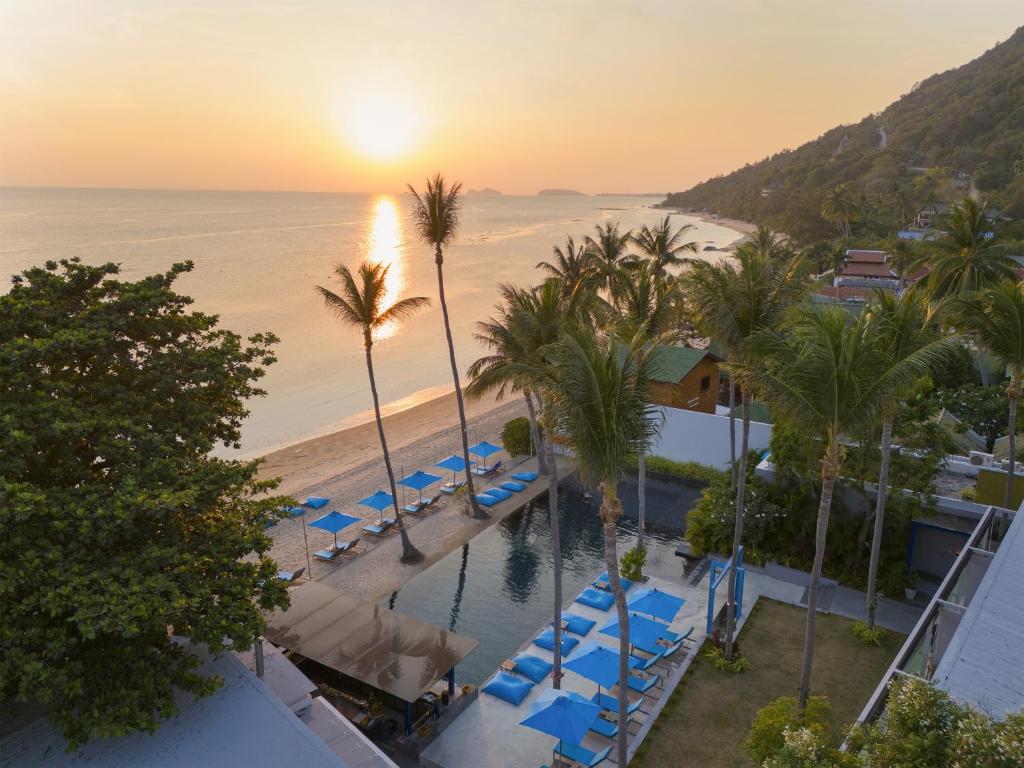 哈林海滩Explorar Koh Phangan - Adults Only Resort and Spa的享有带游泳池和海滩的度假村的空中景致