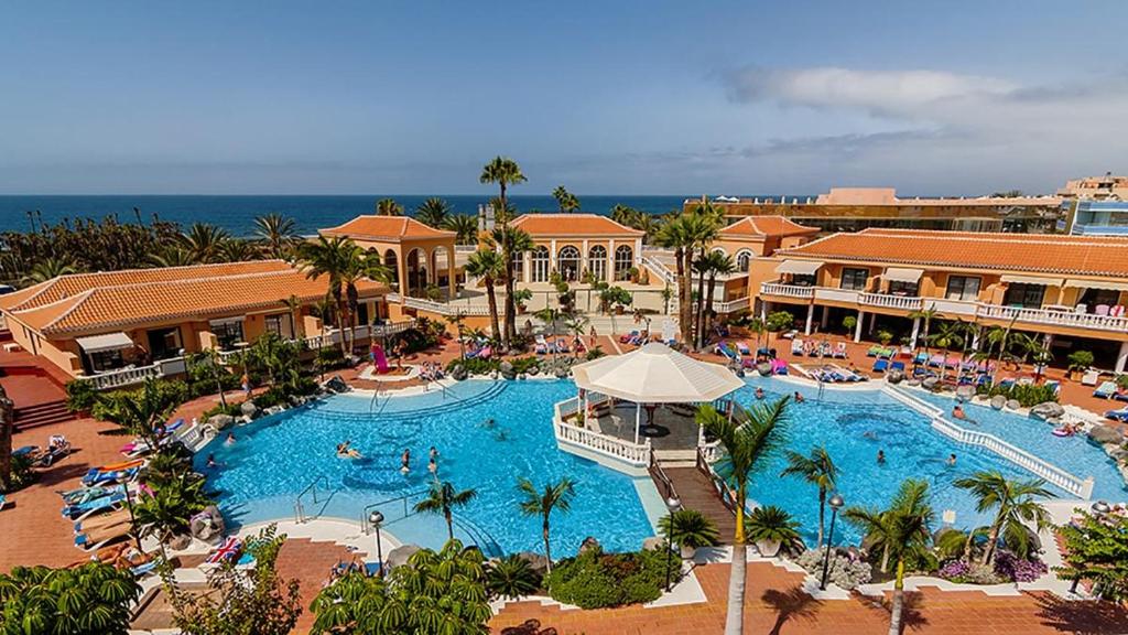 美洲海滩Tenerife Royal Gardens - Las Vistas TRG - Viviendas Vacacionales的享有度假村游泳池的顶部景致