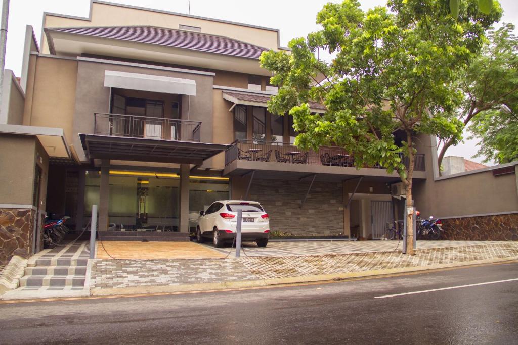 泗水卡纳次特拉宾馆的停在大楼前的白色汽车