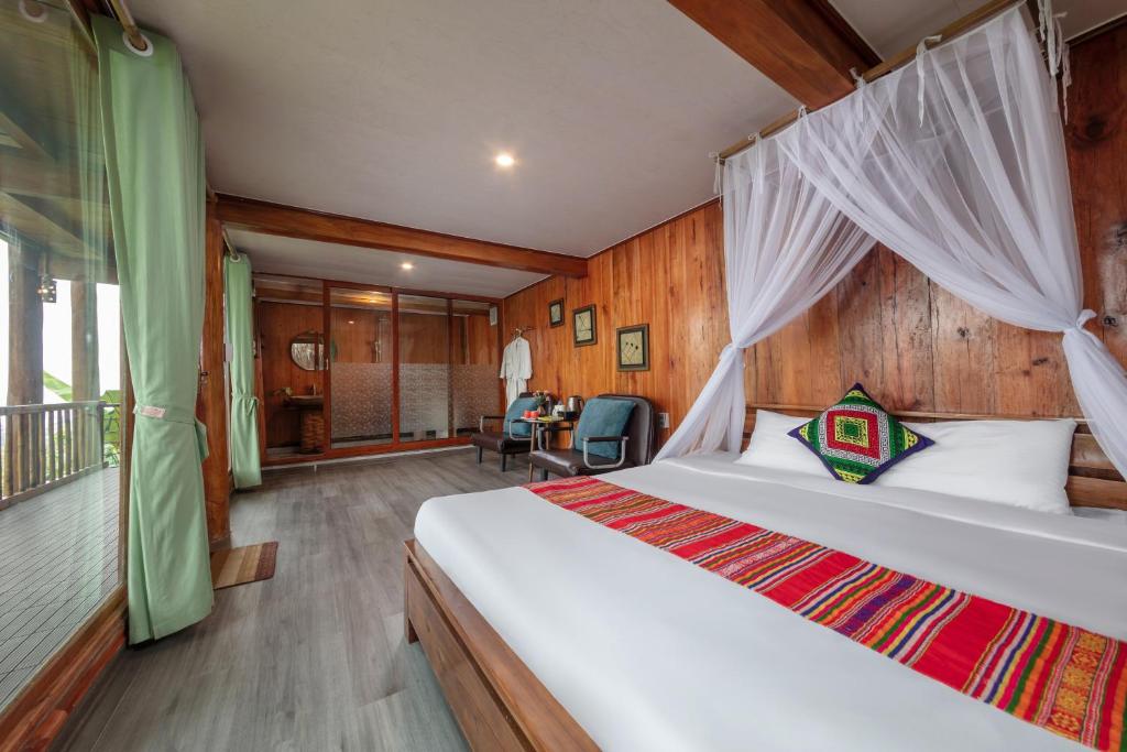清化Gateway inn Puluong的一间卧室配有一张带天蓬的床