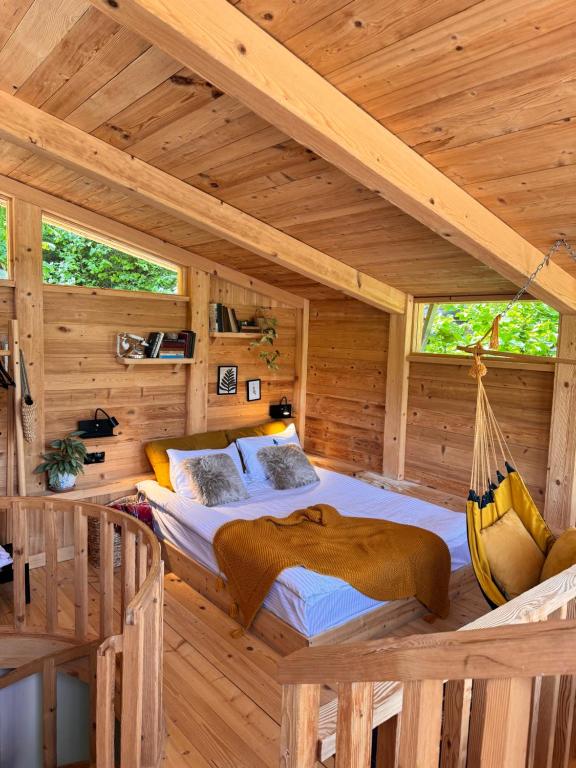 博尔若米Hotel Borjomi Verde的小木屋内一间卧室配有吊床