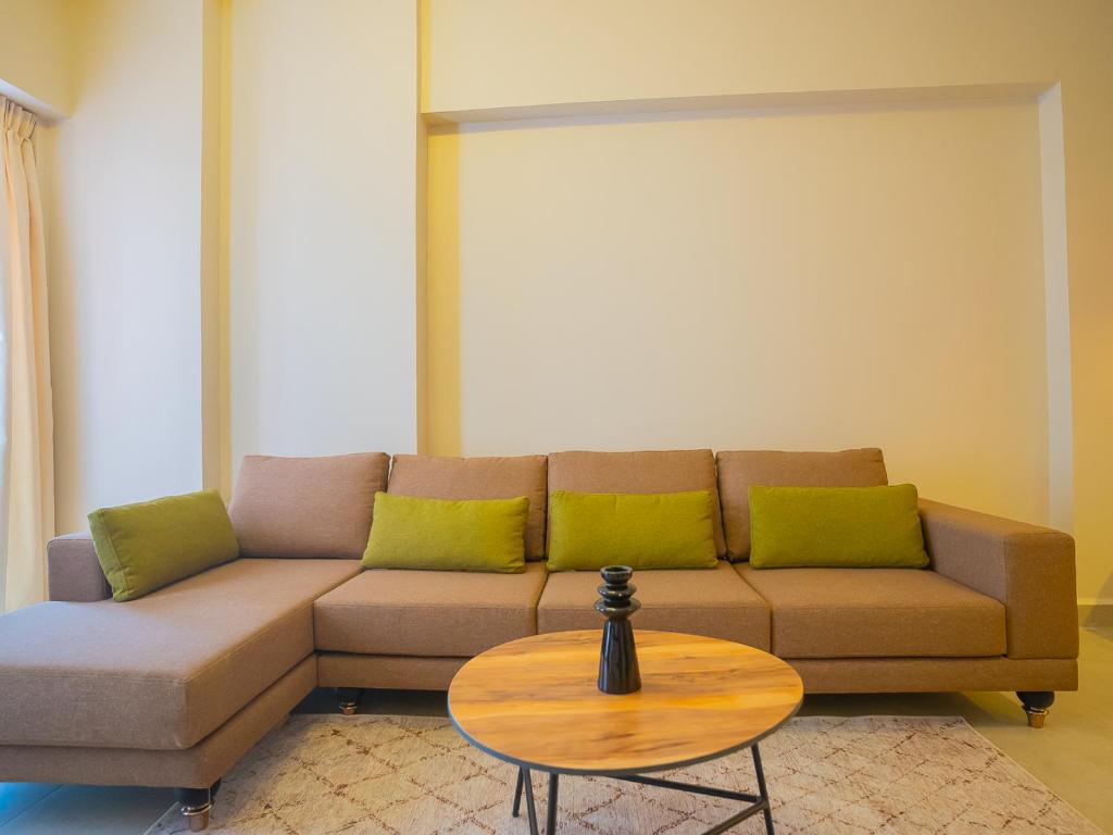 内罗毕Zarafa Suites的客厅配有沙发和桌子