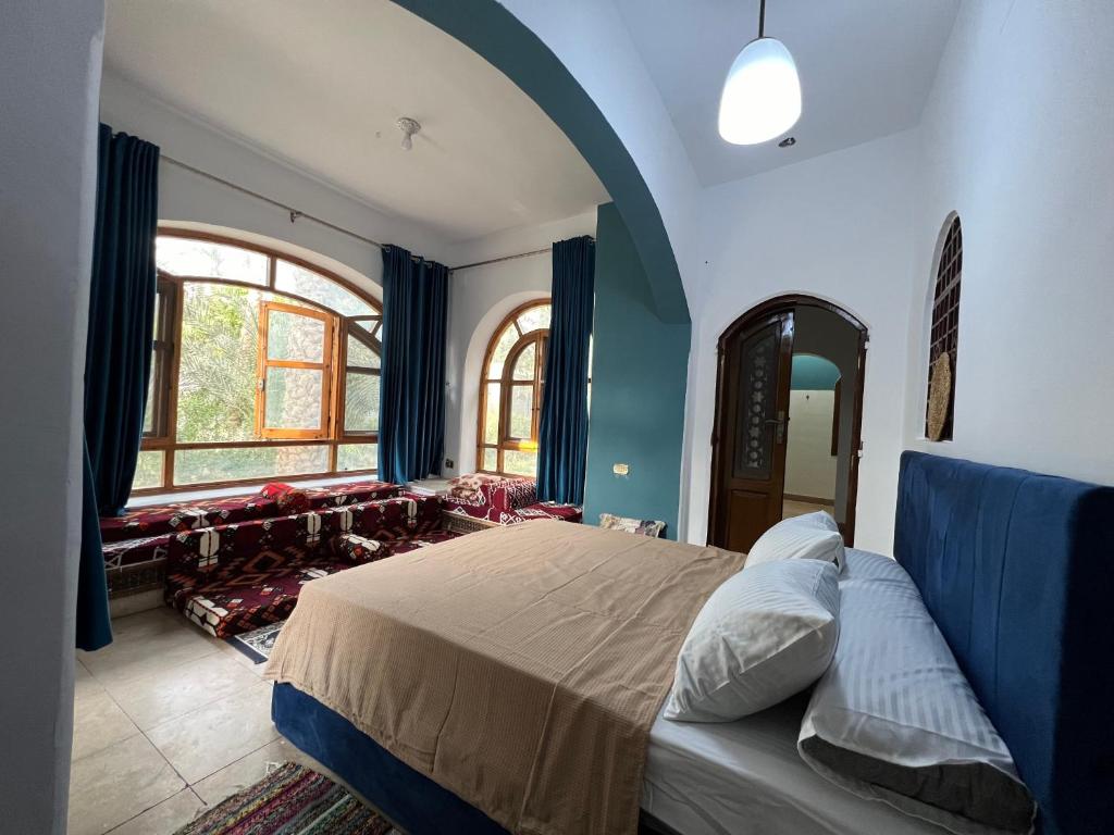Al Mazghūnahpyramids view Guest villa的一间卧室设有一张床和一个大窗户