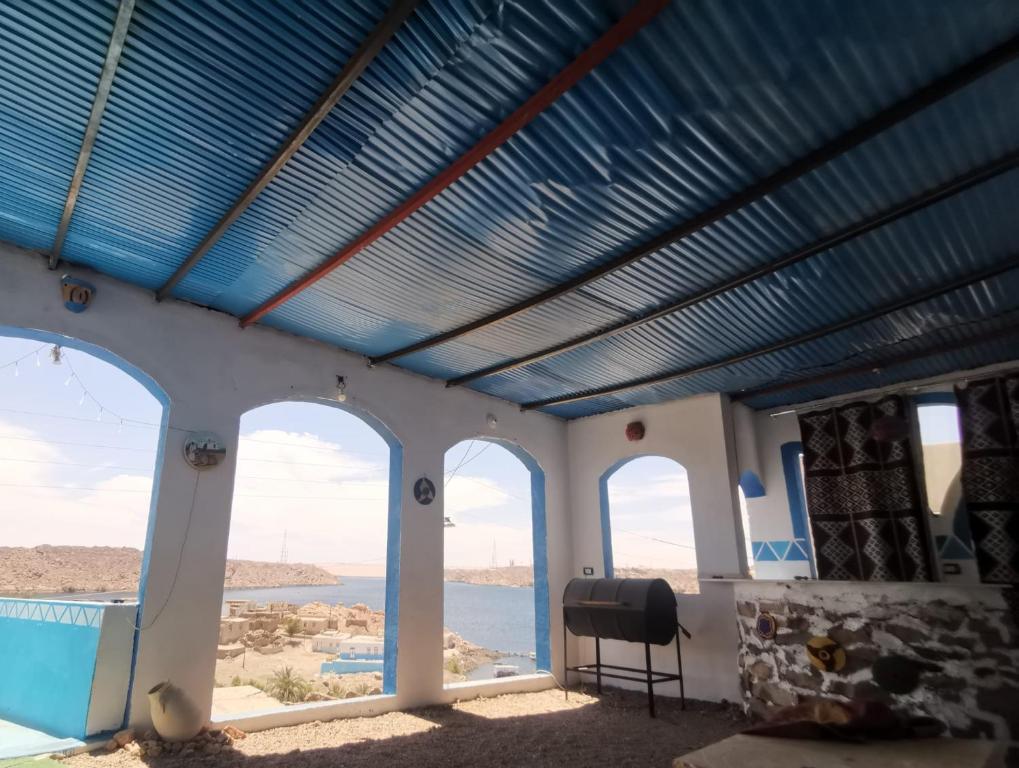 阿斯旺Asilah kato nubian guest house的客房设有蓝色的天花板和窗户。