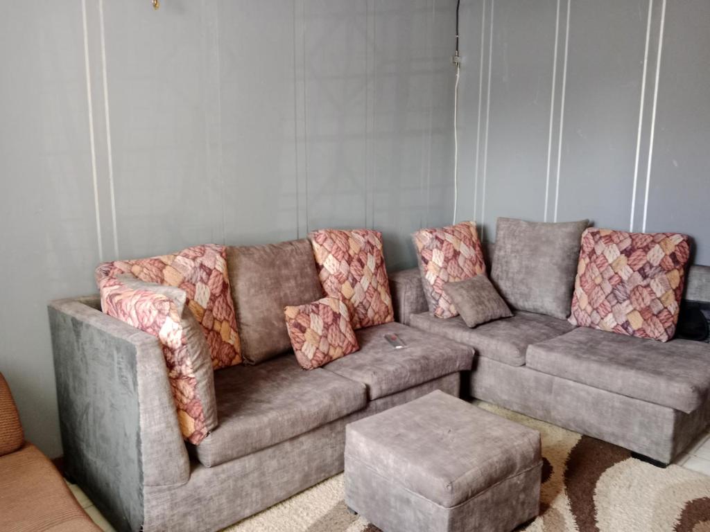 内罗毕Drish Haven的带沙发和凳子的客厅