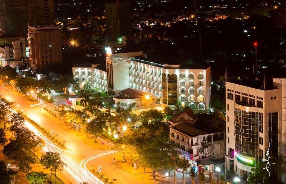 荣市Sai Gon Kim Lien Hotel Vinh City的夜城,街道灯和建筑物