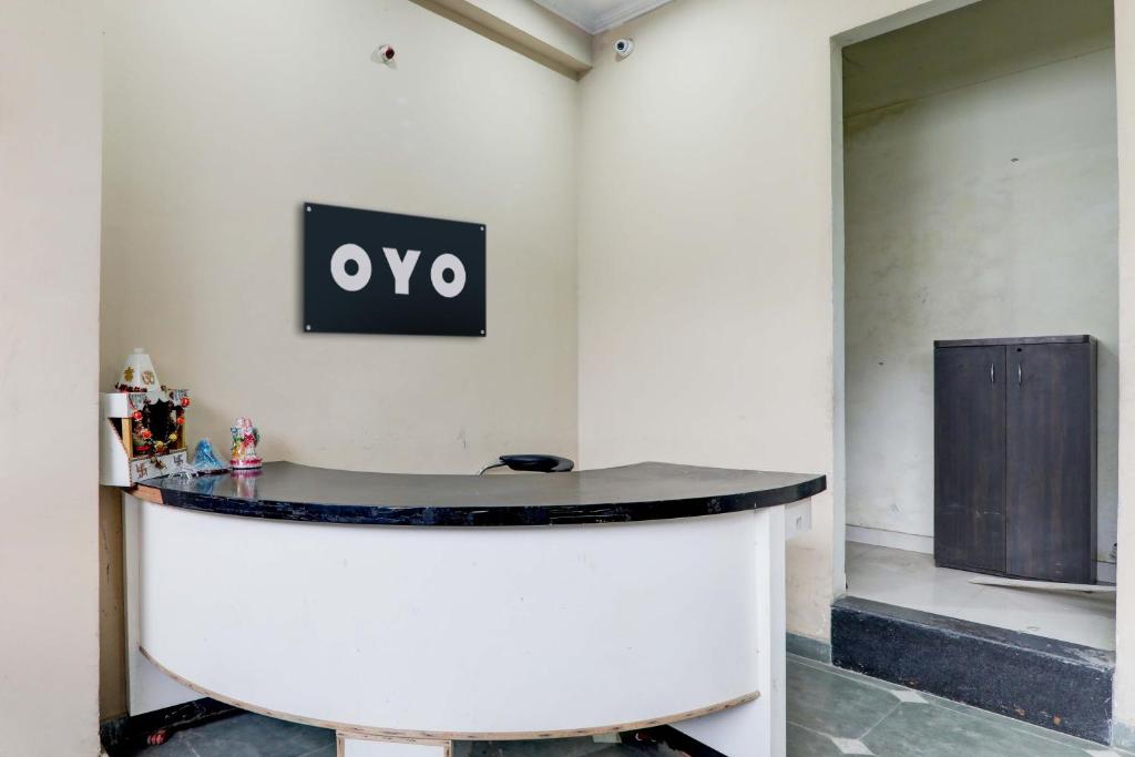 OYO Shine Hotel大厅或接待区