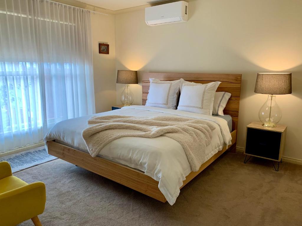 本迪戈Luxury Inner City Townhouse的卧室配有一张带白色床单和枕头的大床。