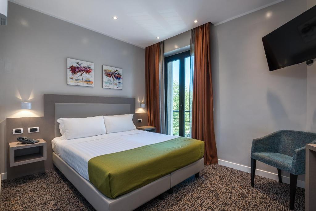 罗马Noba Hotel e Residenze的酒店客房,配有床和电视