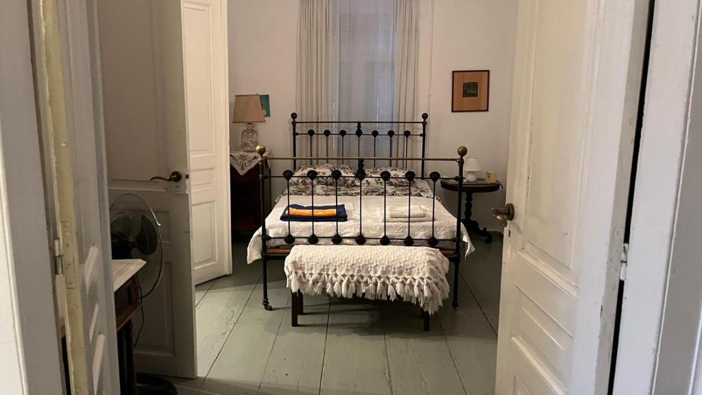斯派赛斯Traditional Detached House的一间卧室配有一张床和一把椅子
