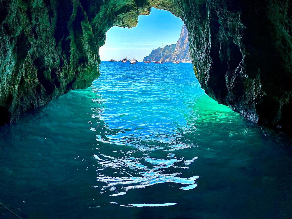 卡普里U sea Capri的从洞穴内欣赏水景