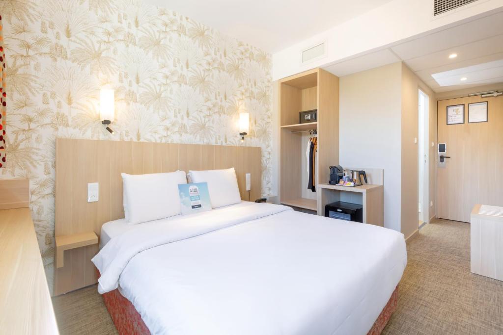 阿维尼翁科利雅得阿维尼翁万国宫大殿酒店的一张大白色的床,位于酒店客房内