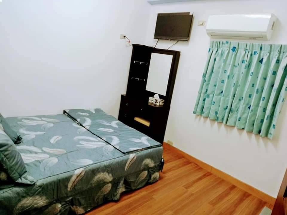 Lanyu蘭嶼小島觀海旅宿的一间卧室配有一张床、镜子和窗户