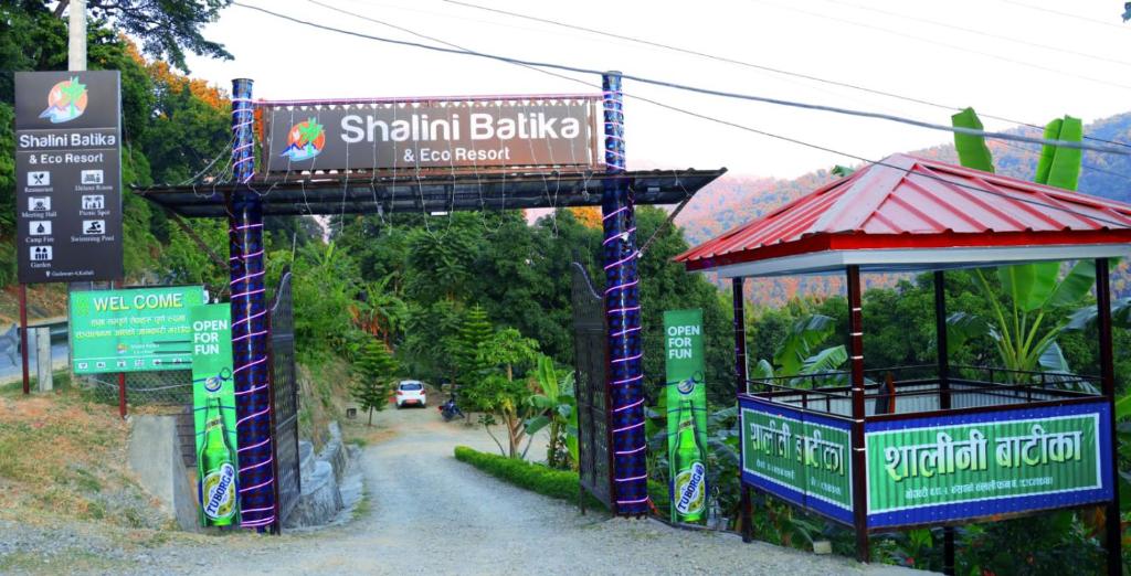 TigriShalini Batika & Eco Resort的道路上闪光蜜蜂入口的标志