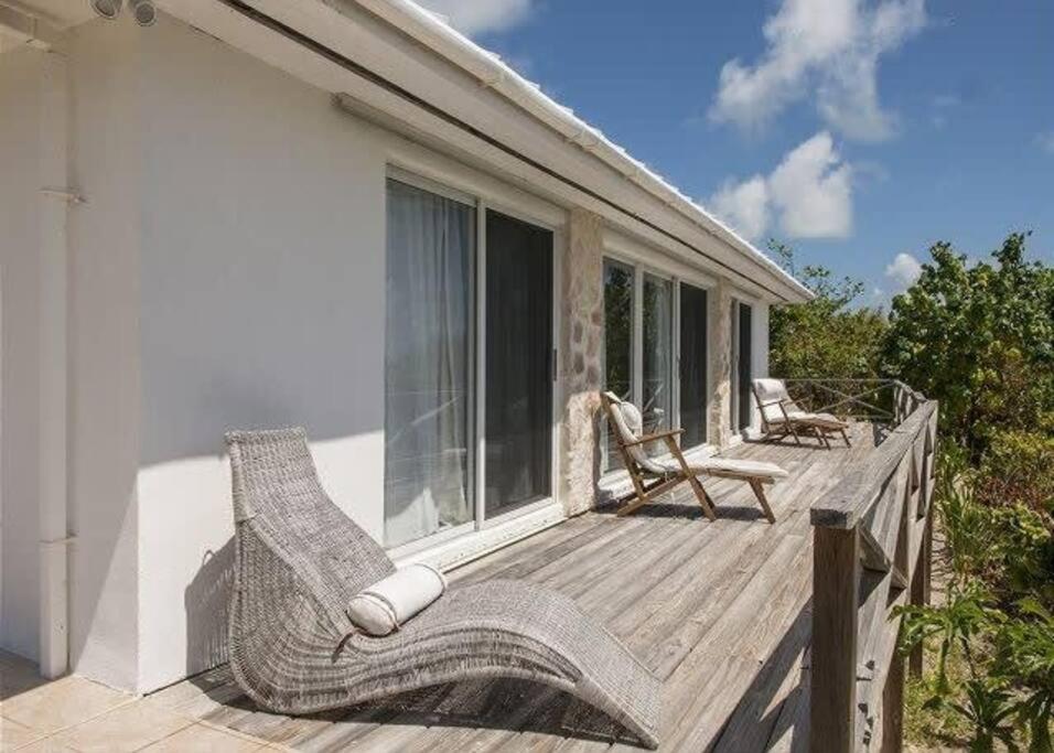 Savannah SoundBeachfront Bliss Private Estate with Cottages的房屋内带椅子的木制甲板