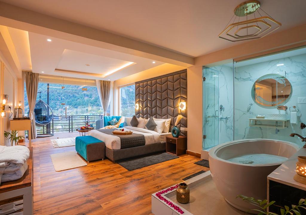 马拉里Moustache Manali的大型浴室设有床和浴缸。