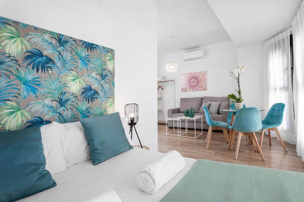 格拉纳达Apartamentos de Isabella的客厅配有白色沙发和蓝色椅子