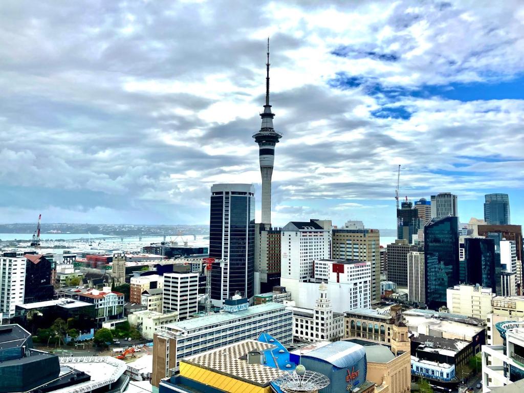 奥克兰Apartment with Brilliant views in Auckland CBD的享有城市和钟楼的景致