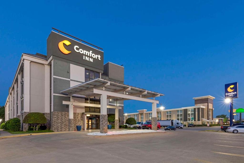 达拉斯Comfort Inn Dallas North Love Field Airport的建筑前方有标志的酒店