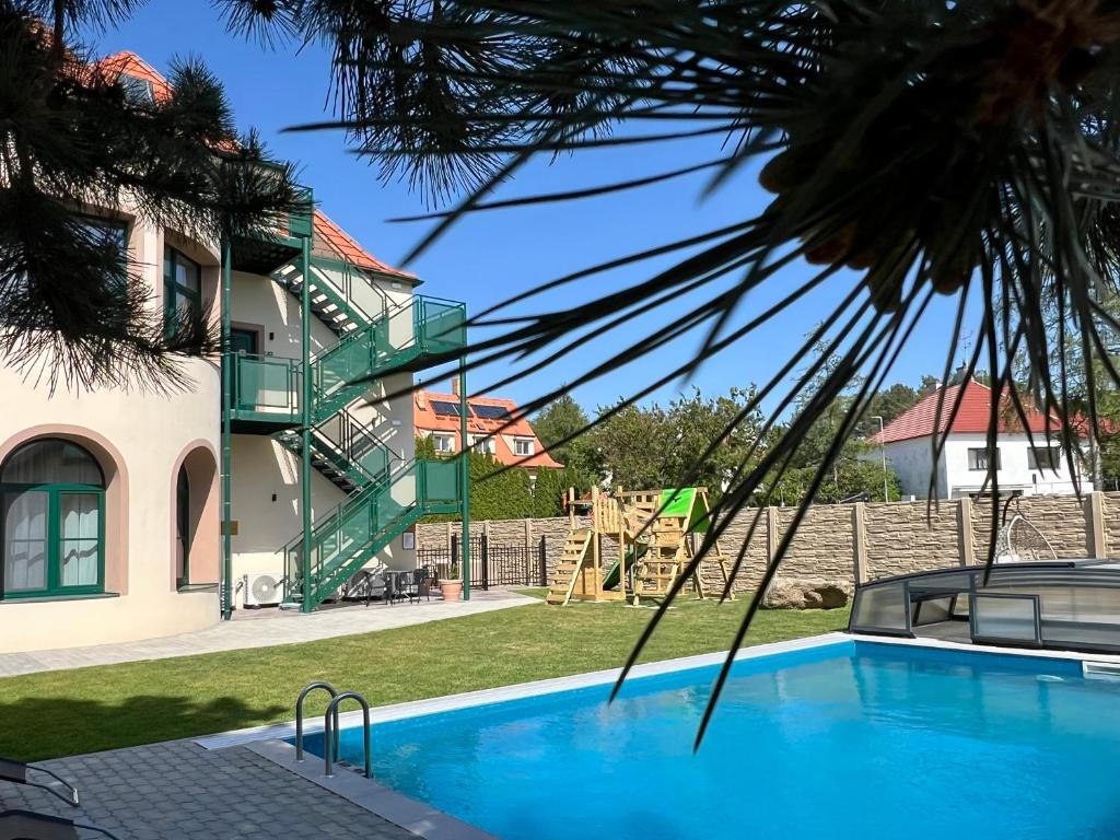 瓦尔季采Residence Barrique Valtice的一座带游泳池和游乐场的房子