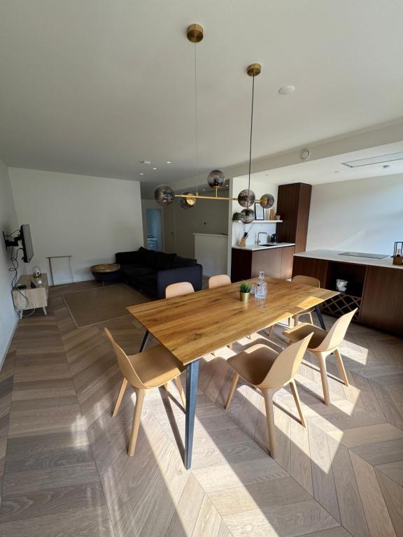 阿姆斯特丹Old South - Luxury Apartment的客厅配有木桌和椅子