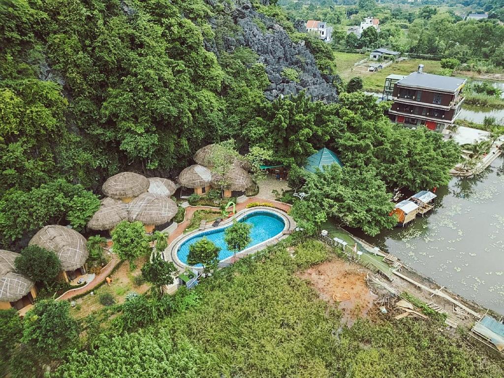 宁平Trang An Legend的享有带游泳池的度假村的空中景致