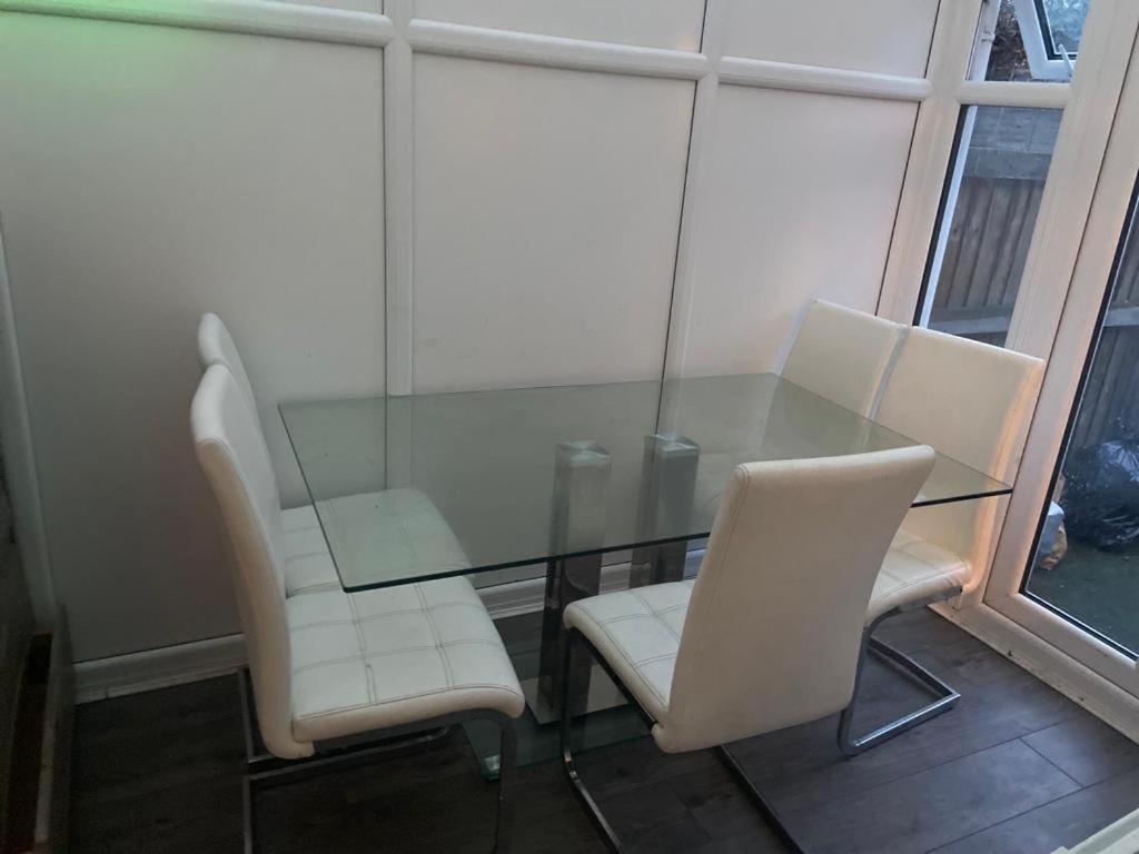 科尔切斯特Wite的玻璃桌和两张白色椅子