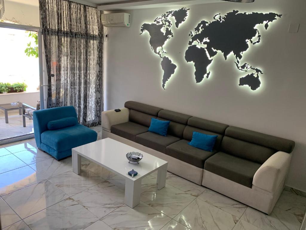 斯韦蒂·斯特凡Sound of the Sea Apartment的客厅配有沙发,墙上挂着世界地图