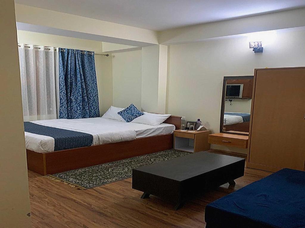甘托克OYO Home Urvi Griham的小房间设有一张床和一张桌子
