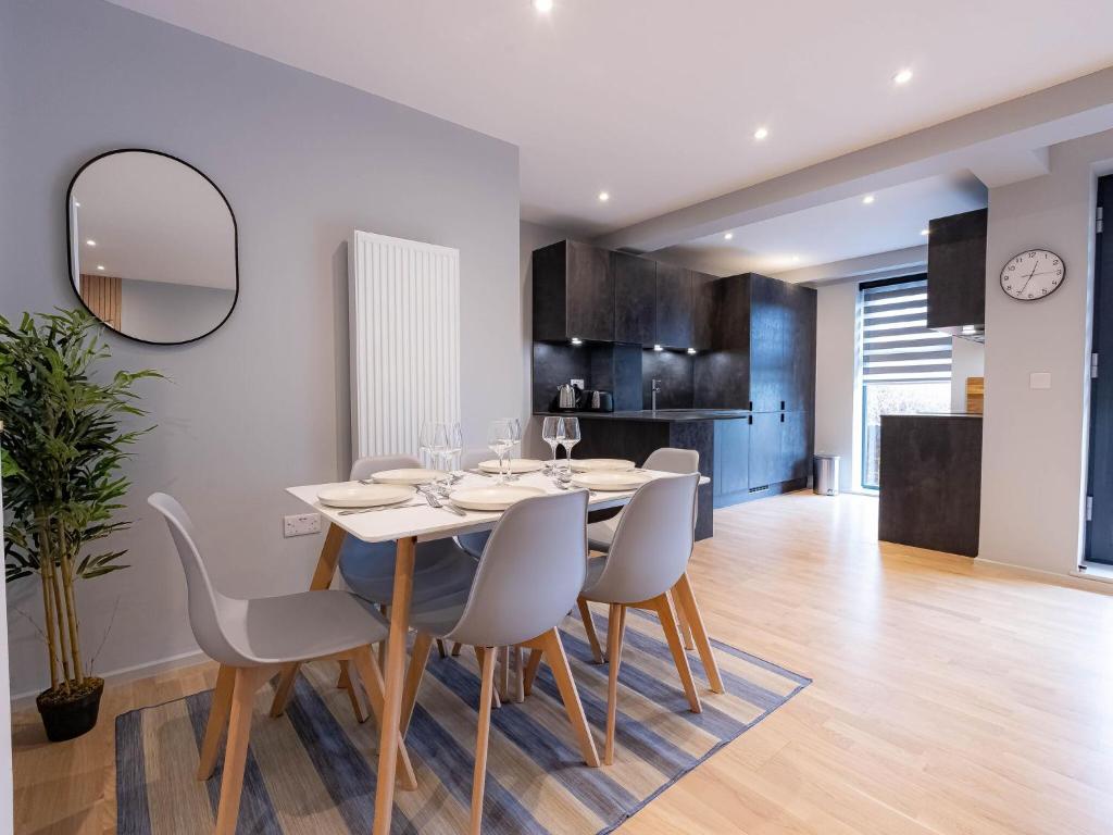 伦敦Luxurious Apartments Hackney near Train Station的用餐室以及带桌椅的厨房。