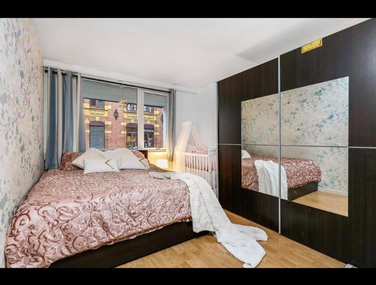 奥斯陆***UPSCALE***CITY CENTER*的一间卧室设有一张大床和一个窗户。