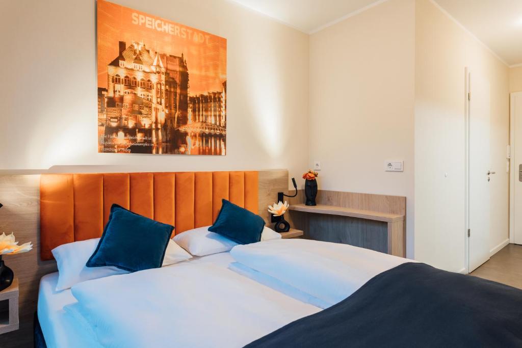 汉堡MYKY Hotel Boardinghouse的卧室配有带蓝色枕头的大型白色床