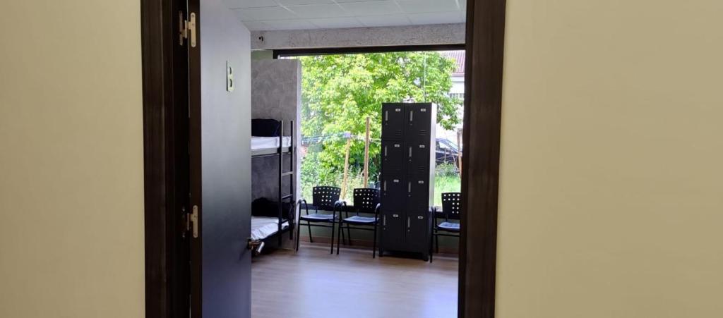 欧德鲁佐Hostel Azul Cielo的通往带阳台和椅子的房间的门