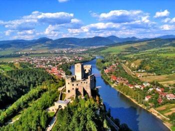 Strečno普里瓦西姆巴乡村民宿的享有河上城堡的空中景致