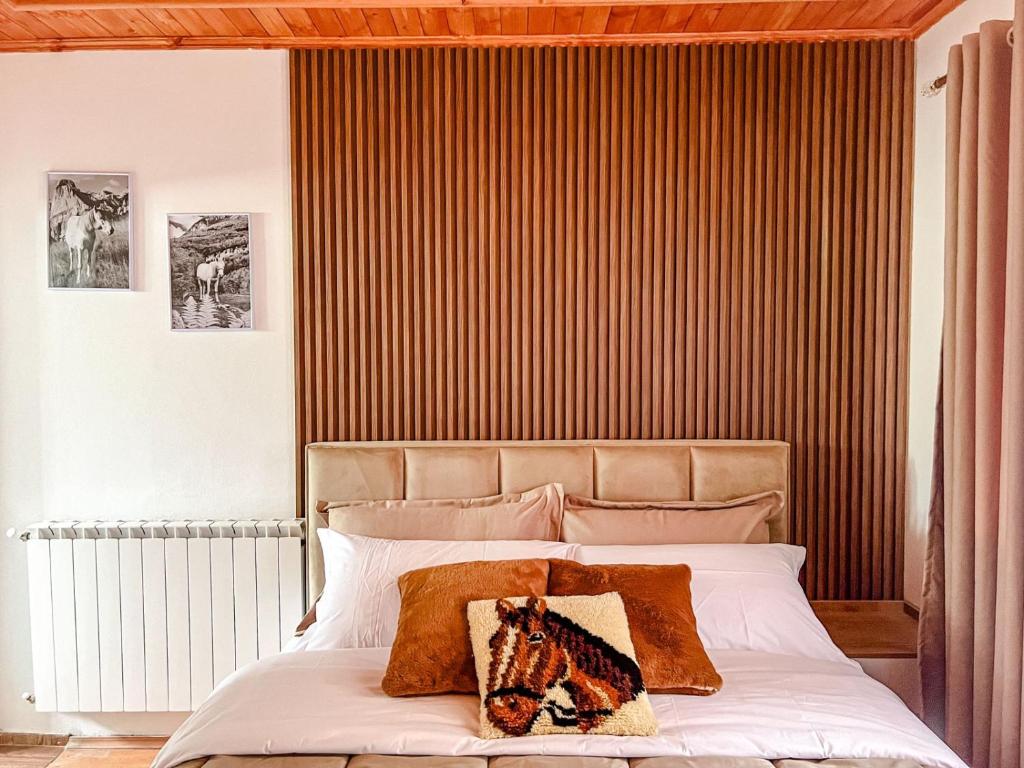 泰斯Logu i Harushave的一间卧室配有一张带两个枕头的床