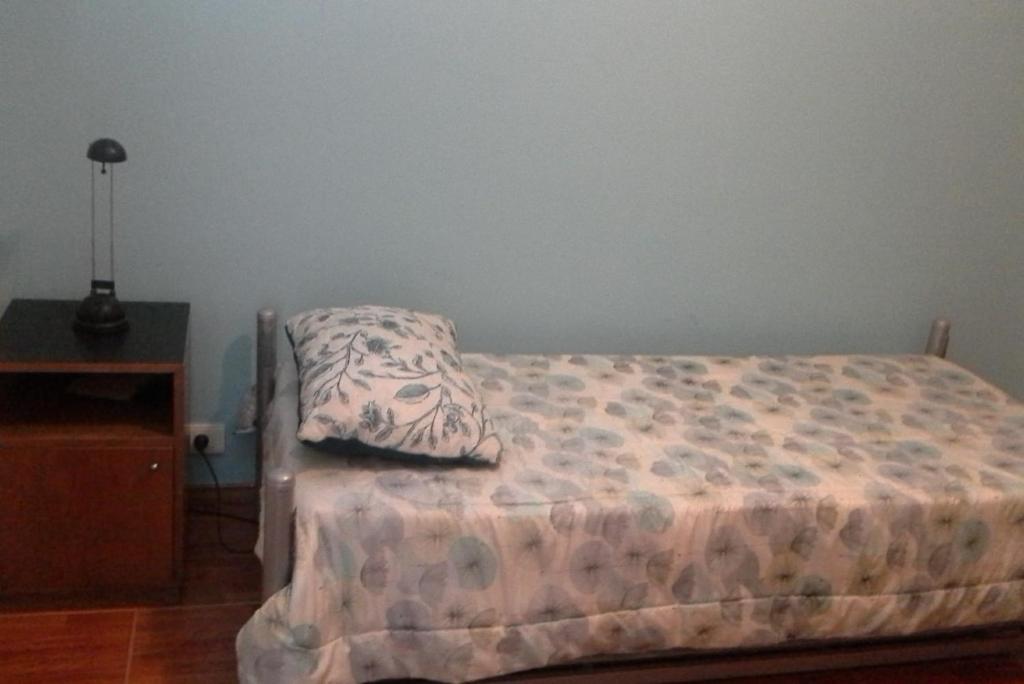 San AndrésResidencia "Libertad"的一间卧室配有一张带枕头和桌子的床