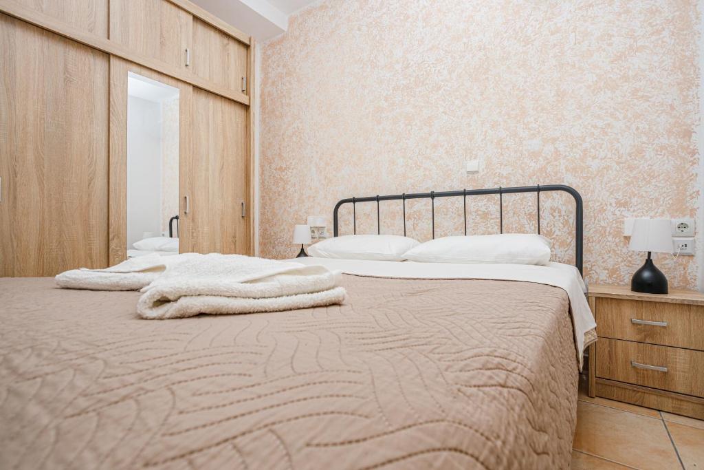 海若克利欧Sunrise Apartment的一间卧室配有两张带毛巾的床