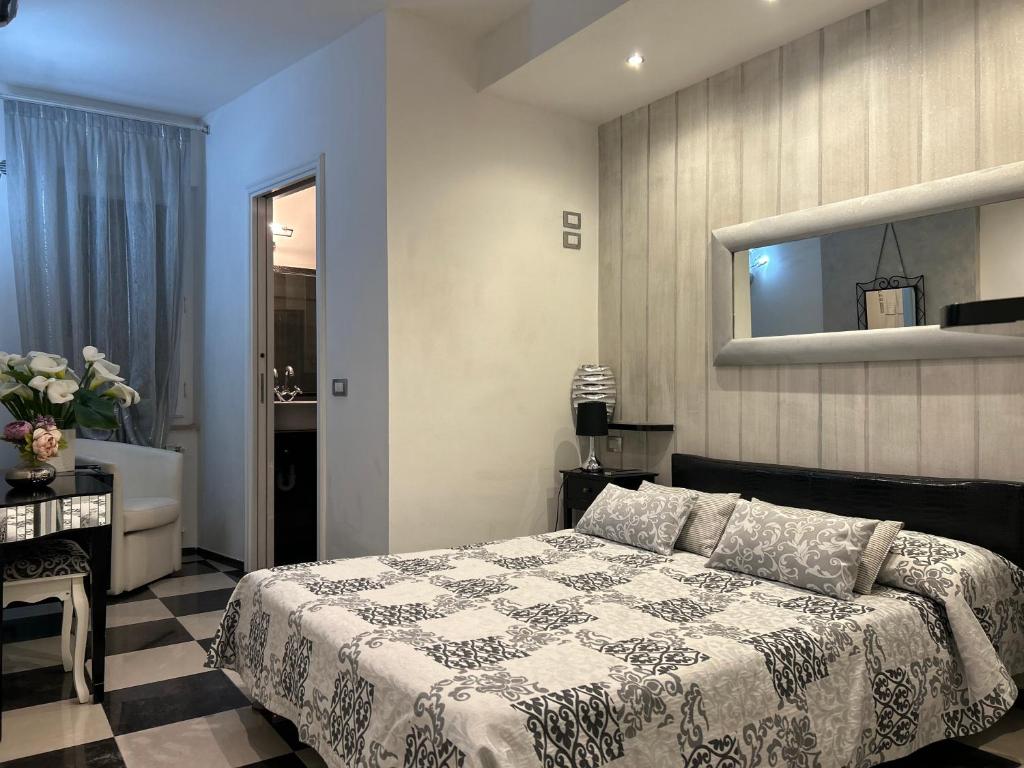 蒙特罗索阿尔马雷Affittacamere 4 bassotti的卧室配有一张床,墙上设有镜子