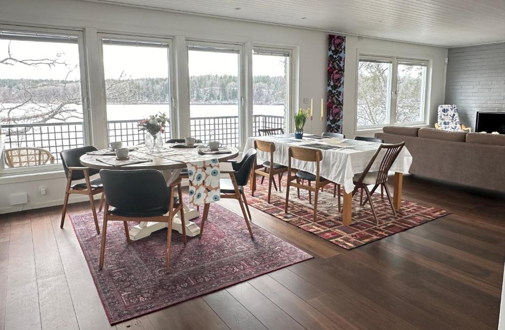 斯德哥尔摩The Luxurious Lakeview Villa near Stockholm的一间带桌椅和沙发的用餐室