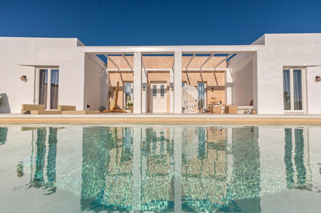 GalanádhonThe Cycladic Pavilion Naxos的享有带游泳池的外部景致