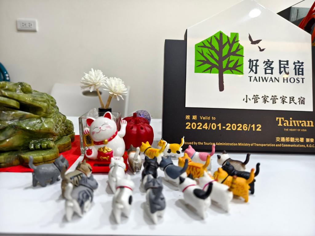 Huxi小管家管家民宿的一组玩具象形,坐在盒子旁边