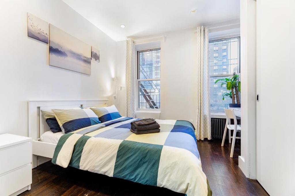 纽约2 Bedroom Luxury Unit in the Heart of Manhattan的白色卧室配有床和书桌