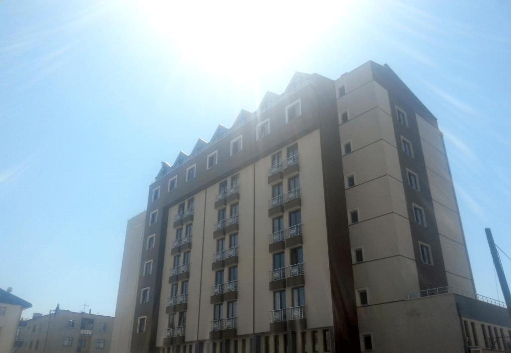 开塞利科尔克马兹酒店的太阳在后面的一座高楼