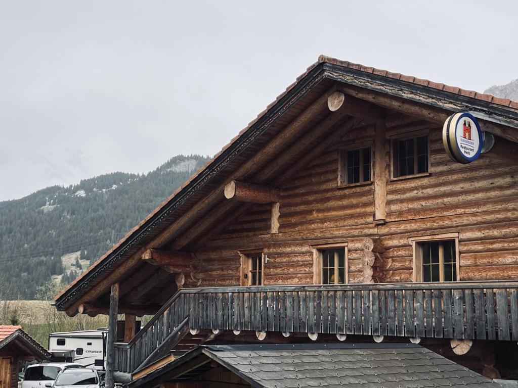 Gsteig0 Simple - The Heiti Lodge的小木屋的顶部设有阳台